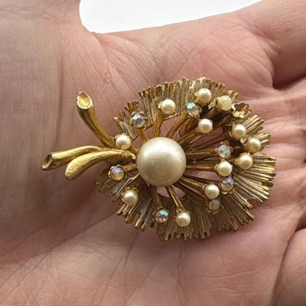 Vintage BSK‎ Goldtone Aurora Borealis Rhinestone Faux Pearl Flower Brooch J169